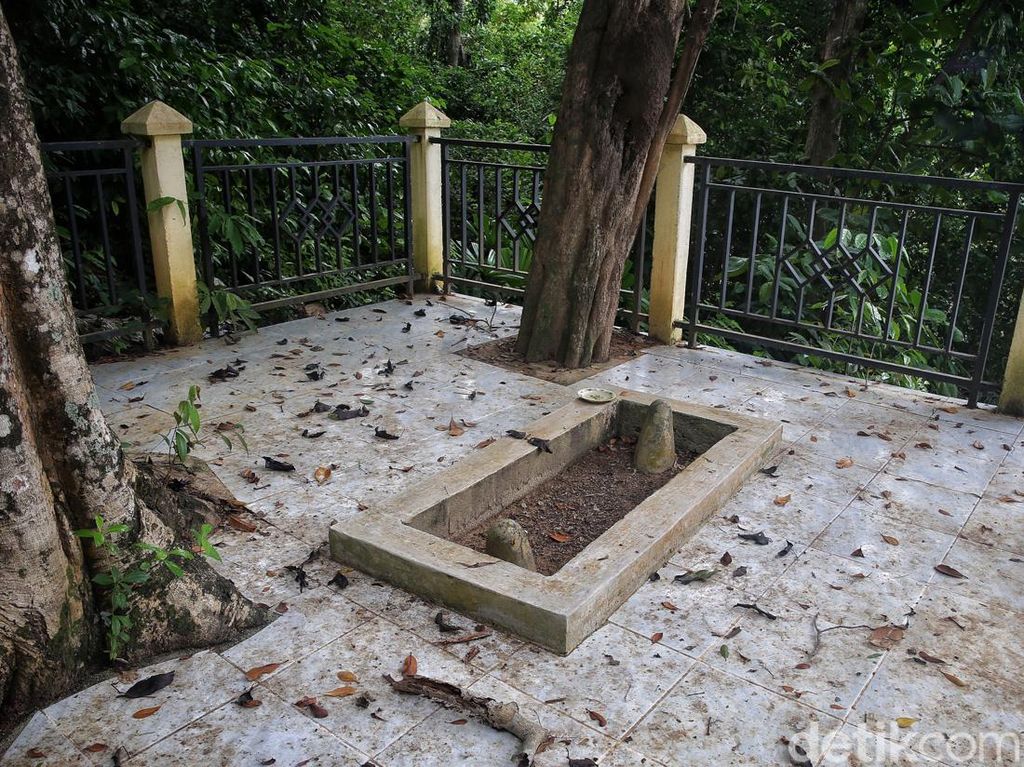 Penampakan Makam Keramat di Pulau Keramut Anambas