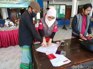 Saldo Penerima Bantuan PKH di Sampang Kosong Usai ATM Diserahkan ke Pendamping Saldo Penerima Bantuan PKH di Sampang Kosong Usai ATM Diserahkan ke Pendamping