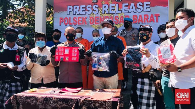 Pasangan Suami-Istri (Pasutri) berinsial HI (36) dan dan istrinya berinisial LA (39), ditangkap Kepolisian Polsek Denpasar Barat, karena diketahui memiliki  2.500 butir pil koplo yang siap edar.