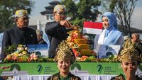 Pawai Budaya dan Ridwan Kamil Potong Tumpeng Ramaikan HUT Jabar ke-77