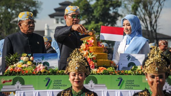 Pawai Budaya dan Ridwan Kamil Potong Tumpeng Ramaikan HUT Jabar ke-77