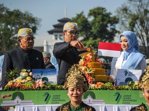 Pawai Budaya dan Ridwan Kamil Potong Tumpeng Ramaikan HUT Jabar ke-77