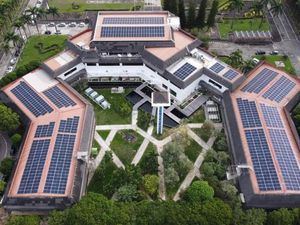 Kejar Target Dekarbonisasi, Pupuk Kaltim Resmikan PLTS Atap di Bontang