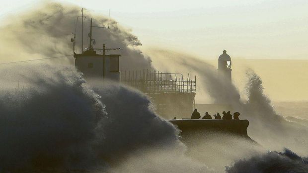 Gelombang pasang merupakan fenomena pasang air disertai dengan dorongan angin imbas badai. Berikut foto-fotonya yang sanggup membuat Anda merinding.