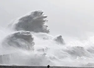 8 Foto Amukan Gelombang Pasang yang Bikin Bergidik 8 Foto Amukan Gelombang Pasang yang Bikin Bergidik