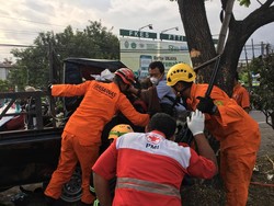 Pikap Tabrak Pohon di Gamping Sleman, Sopir Terjepit Bodi Kendaraan