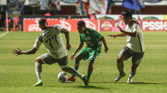 Pesepak bola PSS Sleman Rivaldo Albert Ferre (tengah) berebut bola dengan pesepak bola Persib Bandung Ciro Henrique (kiri) pada pertandingan Liga 1 di Stadion Maguwoharjo, Sleman, DI Yogyakarta, Jumat (19/8/2022).  ANTARA FOTO/Hendra Nurdiyansyah/aww.