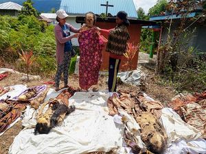 Beginilah Ritual Ganti Baju Orang Mati di Toraja, Bikin Merinding Beginilah Ritual Ganti Baju Orang Mati di Toraja, Bikin Merinding