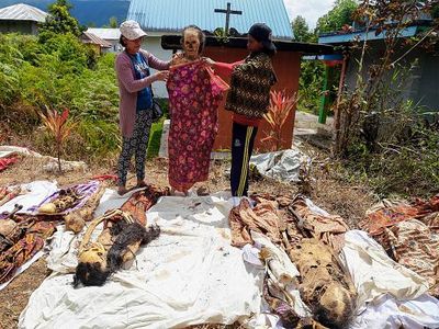 Beginilah Ritual Ganti Baju Orang Mati di Toraja, Bikin Merinding