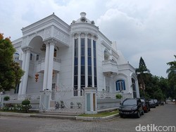 Polisi Geledah Rumah Mewah Bos Judi Online Cemara Asri, Dapat Apa?