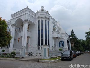 Polisi Periksa Istri-Anak dari Bos Judi Online Cemara Asri Apin BK Polisi Periksa Istri-Anak dari Bos Judi Online Cemara Asri Apin BK