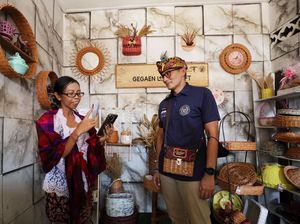 Ke Buleleng, Sandiaga Bantu Pengrajin Limbah Kertas Punya Logo Brand