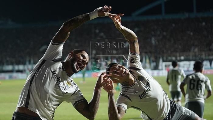 Selebrasi David da Silva dan Ciro Alves.