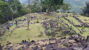 Potret Gunung Padang Tempat Leluhur Memuja Arwah