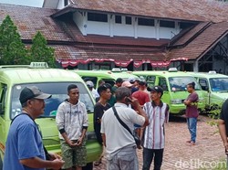 Sopir Angkot di Ambon Demo Tolak Perubahan Jalur Keluar Masuk Terminal