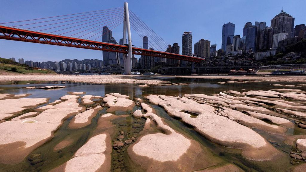 Sungai Jialing China Mengering Dihantam Gelombang Panas