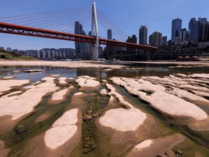 Sungai Jialing China Mengering Dihantam Gelombang Panas Sungai Jialing China Mengering Dihantam Gelombang Panas