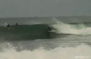 Pesona Ombak Pantai Cimaja hingga Menarik Peselancar Dunia Pesona Ombak Pantai Cimaja hingga Menarik Peselancar Dunia