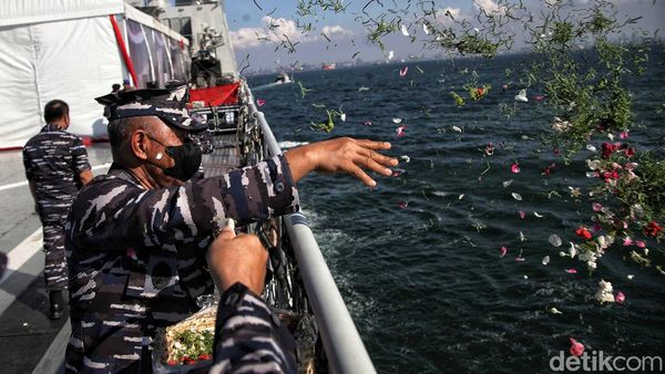 Tabur Bunga Untuk Kenang Jasa Pahlawan Saat HUT RI