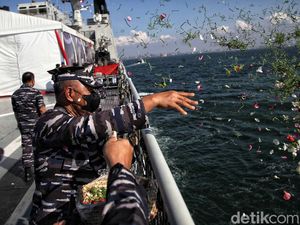 Tabur Bunga Untuk Kenang Jasa Pahlawan Saat HUT RI Tabur Bunga Untuk Kenang Jasa Pahlawan Saat HUT RI