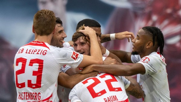 13 August 2022, Saxony, Leipzig: Soccer: Bundesliga, RB Leipzig - 1. FC Köln, Matchday 2, Red Bull Arena. Leipzigs Timo Werner (center) has just scored to make it 1:0. Photo: Hendrik Schmidt/dpa - IMPORTANT NOTE: In accordance with the requirements of the DFL Deutsche Fußball Liga and the DFB Deutscher Fußball-Bund, it is prohibited to use or have used photographs taken in the stadium and/or of the match in the form of sequence pictures and/or video-like photo series. (Photo by Hendrik Schmidt/picture alliance via Getty Images)