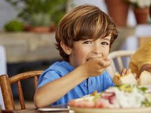 7 Tips Mudah Berikan Makanan Sehat pada Anak yang Gampang Ditiru