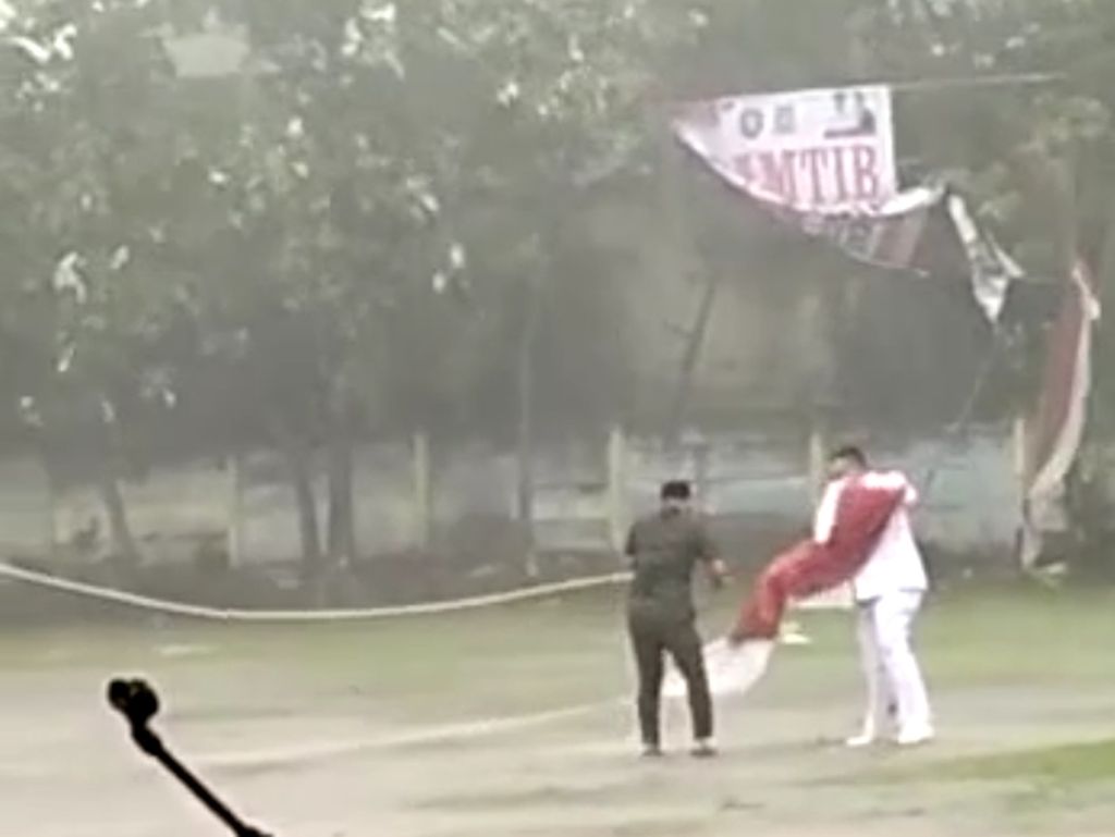 Aksi Heroik Lurah di Tangerang Selamatkan Merah Putih Saat Hujan Deras