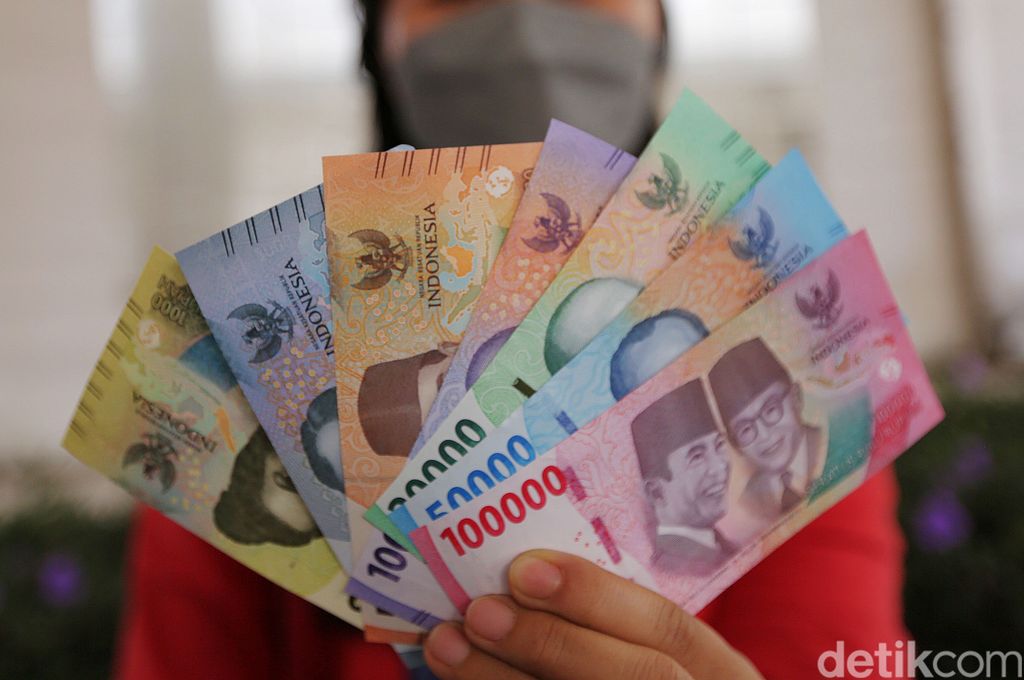 Pemerintah dan Bank Indonesia resmi meluncurkan tujuh pecahan uang baru 2022. Warga pun mulai ramai-ramai menukarkan melalui kas keliling di Hall Basket Senayan, Jakarta, Jumat (19/8).
