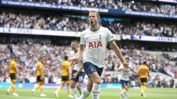 LONDON, ENGLAND - AUGUST 20: Tottenham Hotspurs Harry Kane celebrates scoring his sides first goal during the Premier League match between Tottenham Hotspur and Wolverhampton Wanderers at Tottenham Hotspur Stadium on August 20, 2022 in London, United Kingdom. (Photo by Rob Newell - CameraSport via Getty Images)