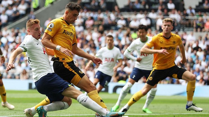 LONDON, ENGLAND - AUGUST 20: Dejan Kulusevski of Tottenham Hotspur battles for possession with Max Kilman of Wolverhampton Wanderers during the Premier League match between Tottenham Hotspur and Wolverhampton Wanderers at Tottenham Hotspur Stadium on August 20, 2022 in London, England. (Photo by Catherine Ivill/Getty Images)