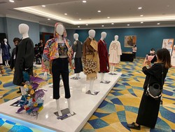 Dukung Kearifan Lokal, Acara Kelulusan LaSalle College Angkat Kain Nusantara