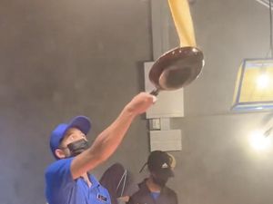 Kocak! Tunjukkan Aksi Keju Mozzarella Terbang Berujung Nyangkut