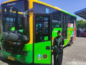 Antusiasme Warga Sidoarjo Coba Bus Trans Jatim Antusiasme Warga Sidoarjo Coba Bus Trans Jatim