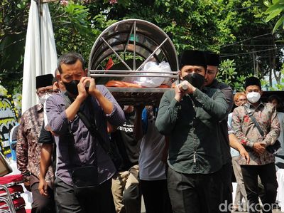 Jenazah Ayah Emil Dardak Tiba di Rumah Duka