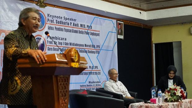 Ayah Wakil Gubernur Jawa Timur Emil Dardak, Achmad Hermanto Dardak, saat menghadiri acara kampus Universitas Semarang (USM) pada Jumat (19/8/2022).