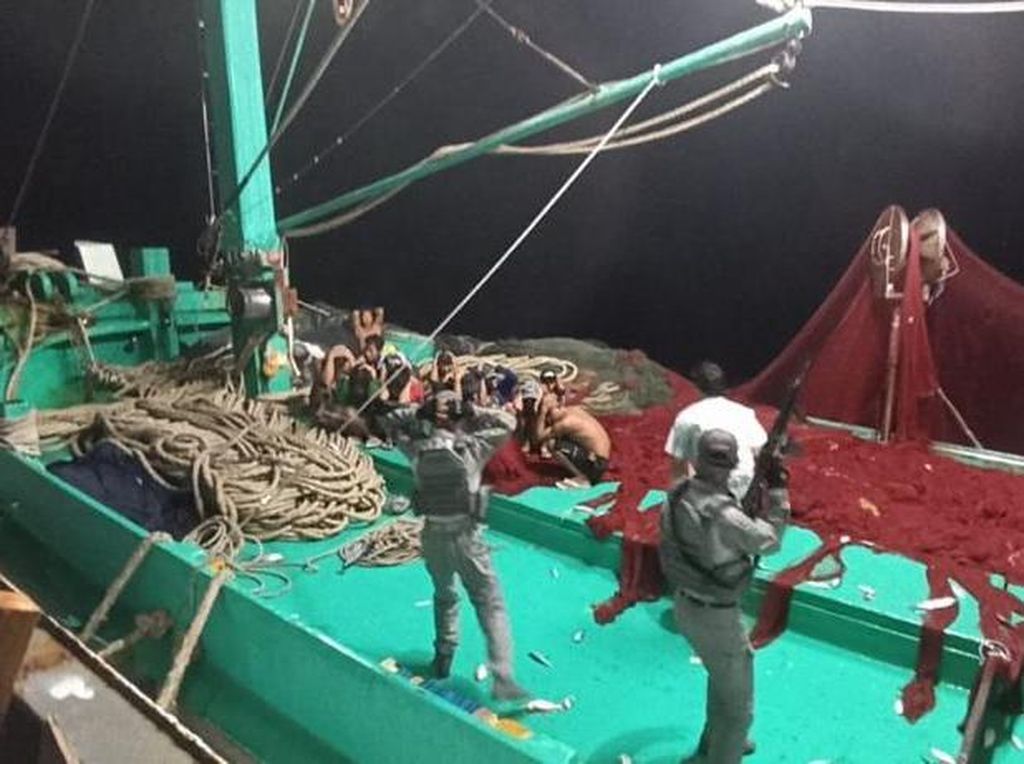Bakamla Tangkap Kapal Vietnam Curi Ikan di Natuna, 17 Orang Diamankan