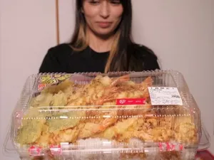 Bikin Kaget! Porsi Bento di Supermarket Jepang Ini Seberat Bayi Baru Lahir