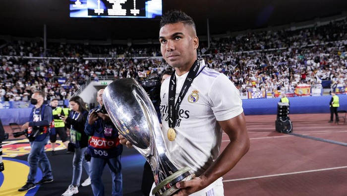 HELSINKI, FINLAND - AUGUST 10: Carlos Henrique Casemiro of Real Madrid celebrating the victory with the trophy  during the UEFA Super Cup   match between Real Madrid v Eintracht Frankfurt at the Olympic Stadium Helsinki on August 10, 2022 in Helsinki Finland (Photo by David S. Bustamante/Soccrates/Getty Images)