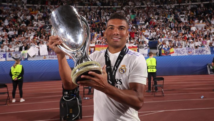 HELSINKI, FINLAND - AUGUST 10: Casemiro of Real Madrid celebrates with the UEFA Super Cup trophy after the final whistle of the UEFA Super Cup Final 2022 between Real Madrid CF and Eintracht Frankfurt at Helsinki Olympic Stadium on August 10, 2022 in Helsinki, Finland. (Photo by Alex Grimm/Getty Images )