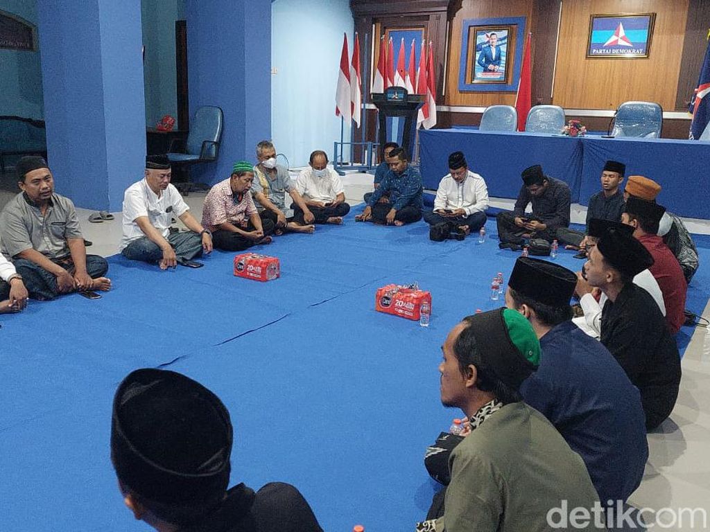 Demokrat Jatim Gelar Pengajian untuk Almarhum Ayahanda Emil Dardak Demokrat Jatim Gelar Pengajian untuk Almarhum Ayahanda Emil Dardak