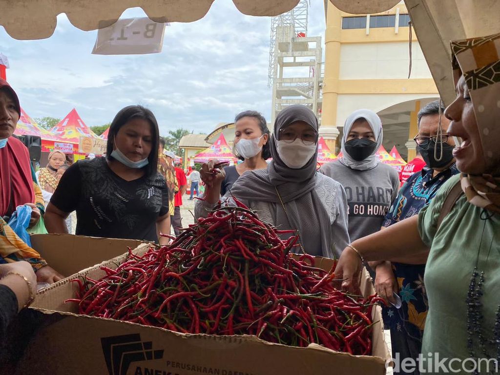 Cabai Merah dan Bawang Laris Manis di Pasar Murah Disperindag Sumut