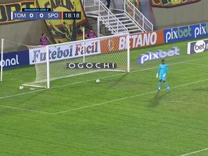 Video Gol Keren Everton dari Tengah Lapangan!