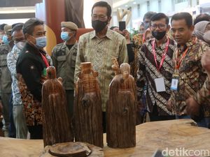 Kunjungi Pameran Furnitur International di JEC, Sultan Diberi Meja Akar Jati