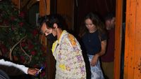 7 Gaya Harry Styles Pakai Kemeja Transparan saat Kencan dengan Olivia Wilde