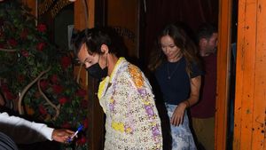 7 Gaya Harry Styles Pakai Kemeja Transparan saat Kencan dengan Olivia Wilde