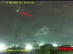 Fakta-fakta Penampakan Cahaya Aneh yang Terekam CCTV di Semeru