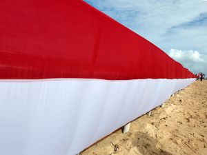 HUT RI, Bendera 100 Meter Dibentangkan di Pulau Kapuk