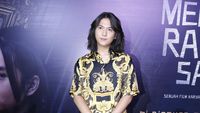 7 Potret Terbaru Iqbaal Ramadhan yang Rambutnya Jadi Sorotan