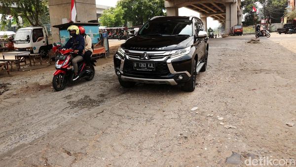 Jalan Penghubung Jakarta-Bekasi Rusak