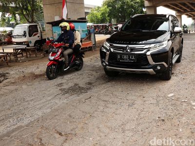 Jalan Penghubung Jakarta-Bekasi Rusak